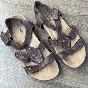 Minnetonka Women’s Bristol Chocolate Open Toes Sandal, Velcro Closure, size 6